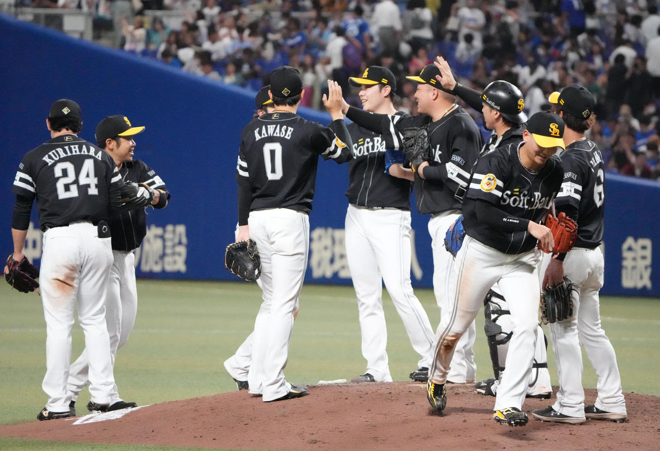 中日対ソフトバンク　中日に勝利し喜ぶソフトバンクナイン（撮影・森本幸一）