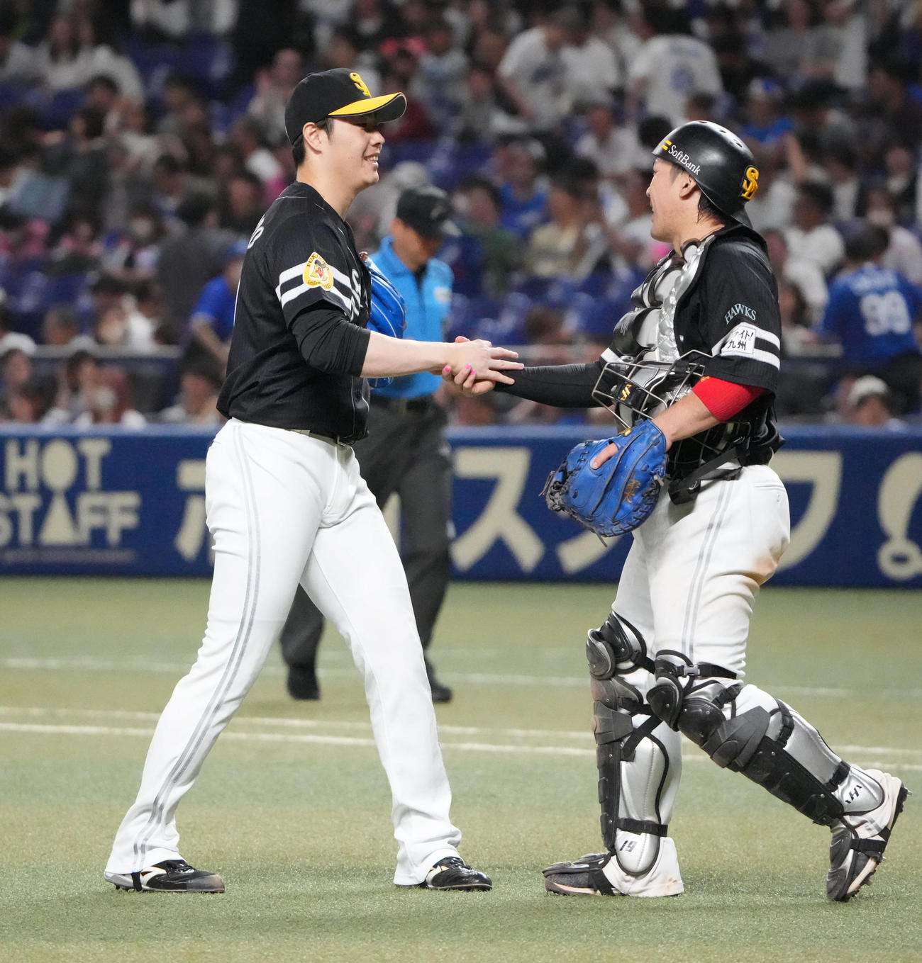 中日対ソフトバンク　最後を締め、甲斐（右）と握手を交わすリリーフした松本裕（撮影・森本幸一）