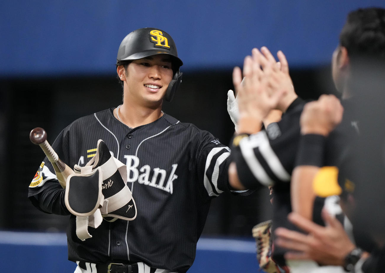 中日対ソフトバンク　8回表ソフトバンク2死、中前打を放ちナインとタッチを交わす広瀬（撮影・森本幸一）