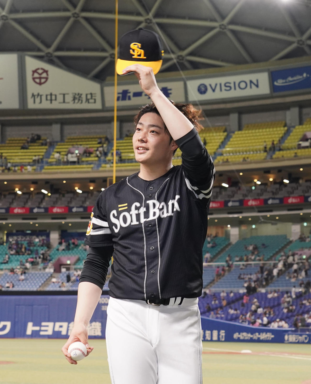 中日対ソフトバンク　ヒーローインタビューを終えファンに手を振る松本裕（撮影・森本幸一）