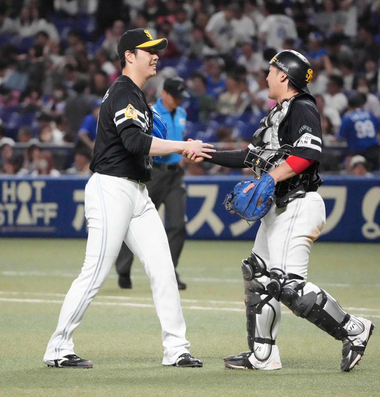 中日対ソフトバンク　最後を締め、甲斐と握手を交わすリリーフした松本裕（左）（撮影・森本幸一）