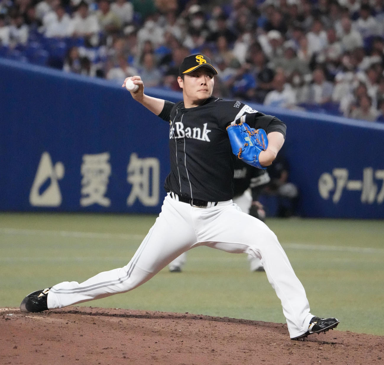 中日対ソフトバンク　9回裏、ソフトバンク5番手で登板する松本裕（撮影・森本幸一）