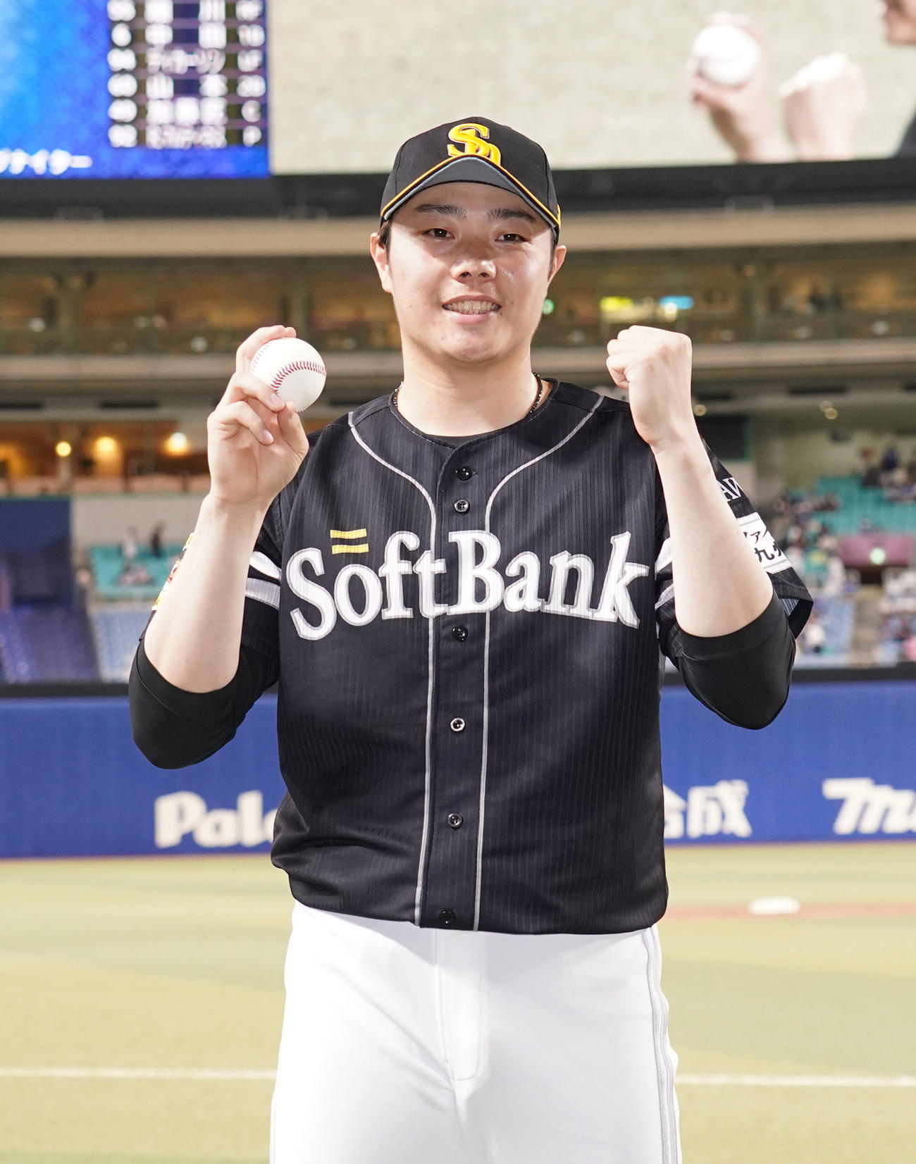 中日対ソフトバンク　プロ初セーブを挙げ、ヒーローインタビューでポーズを決める松本裕（撮影・森本幸一）