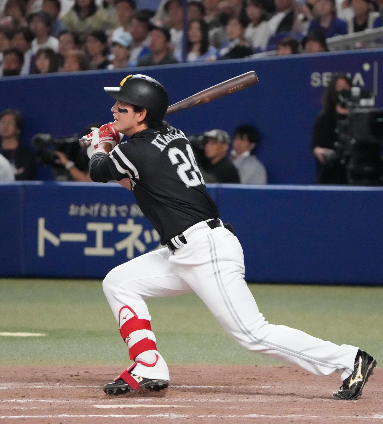 中日対ソフトバンク　9回表ソフトバンク2死二塁、中前適時打を放つ栗原（撮影・森本幸一）
