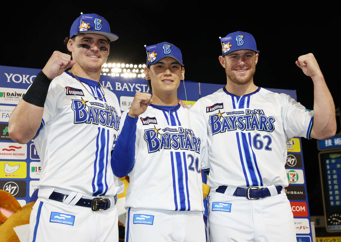 DeNA対オリックス　笑顔でガッツポーズする、左からDeNAオースティン、坂本、ウィック（撮影・宮地輝）