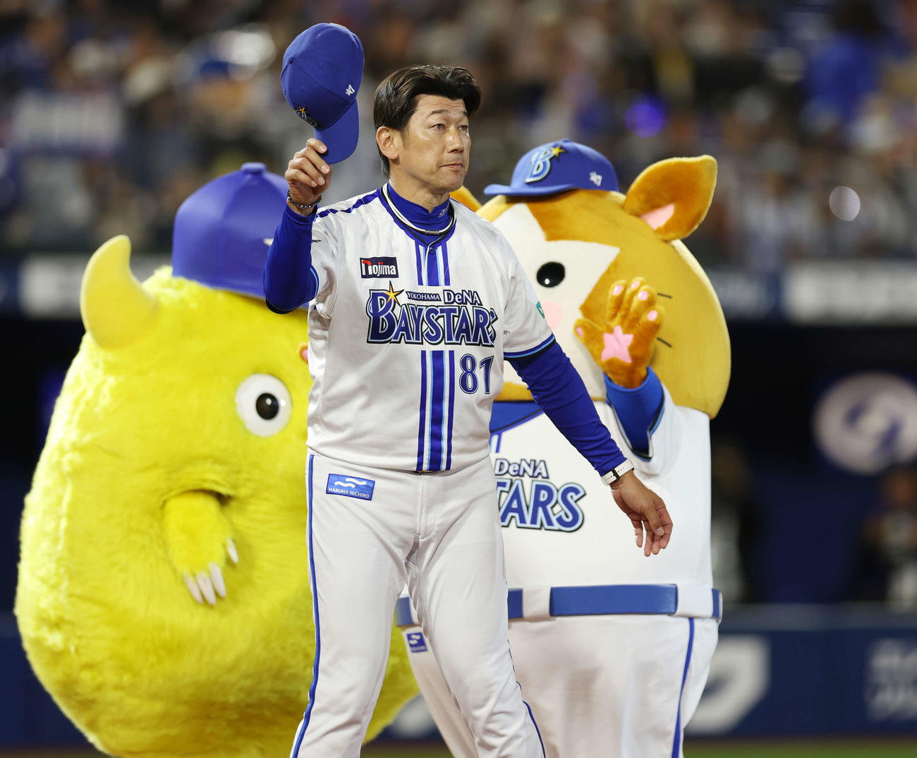 DeNA対オリックス　勝利しあいさつするDeNA三浦監督（撮影・宮地輝）