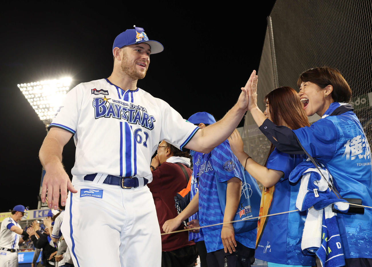 DeNA対オリックス　ファンと笑顔でタッチを交わすDeNAウィック（撮影・宮地輝）