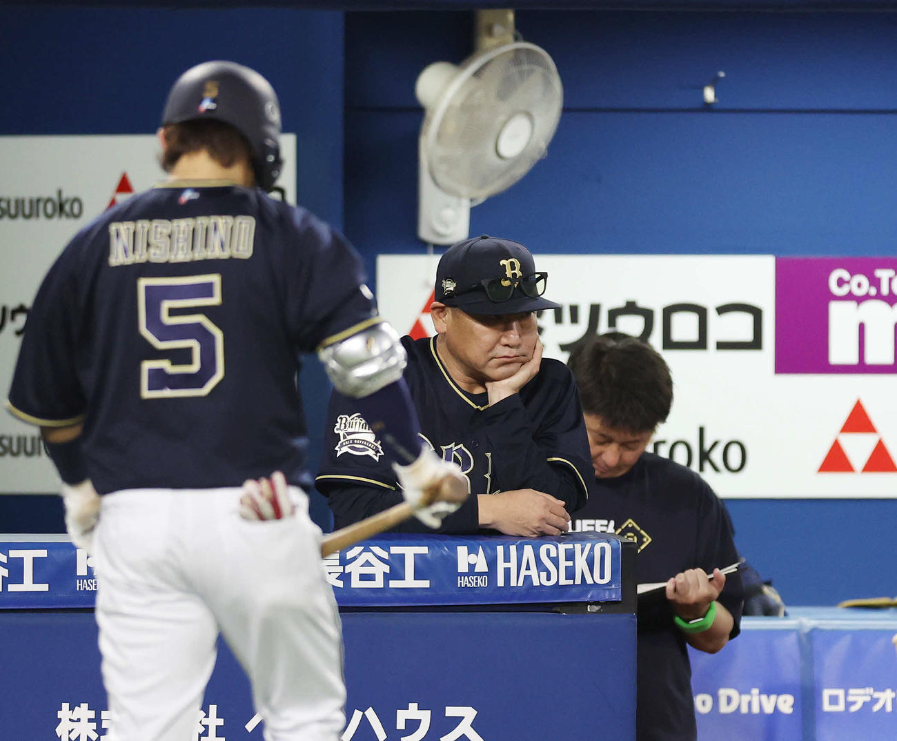 DeNA対オリックス　厳しい表情を見せる中嶋監督（撮影・宮地輝）