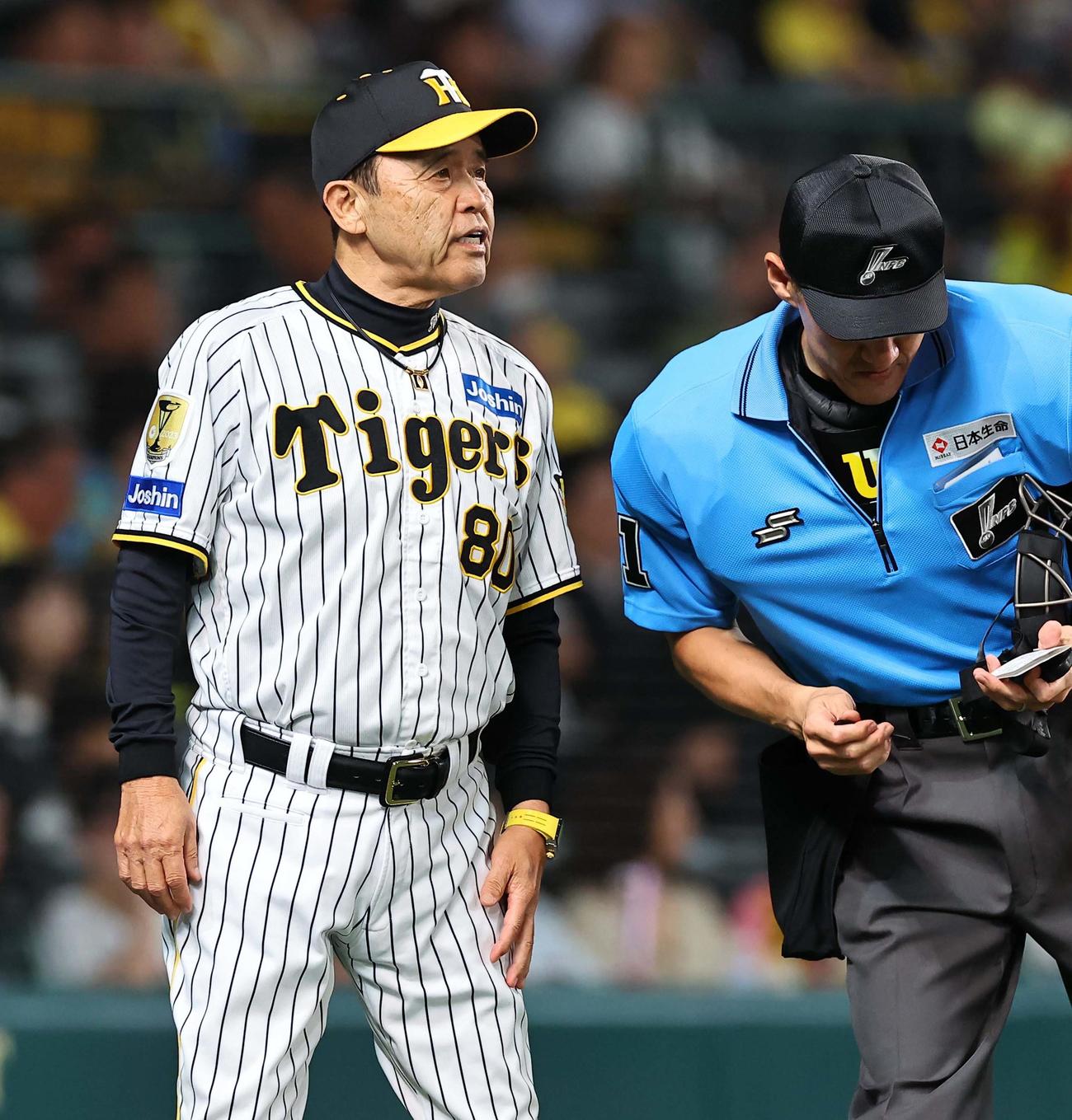 阪神対楽天　ハビー・ゲラに交代を出す岡田監督（撮影・上田博志）