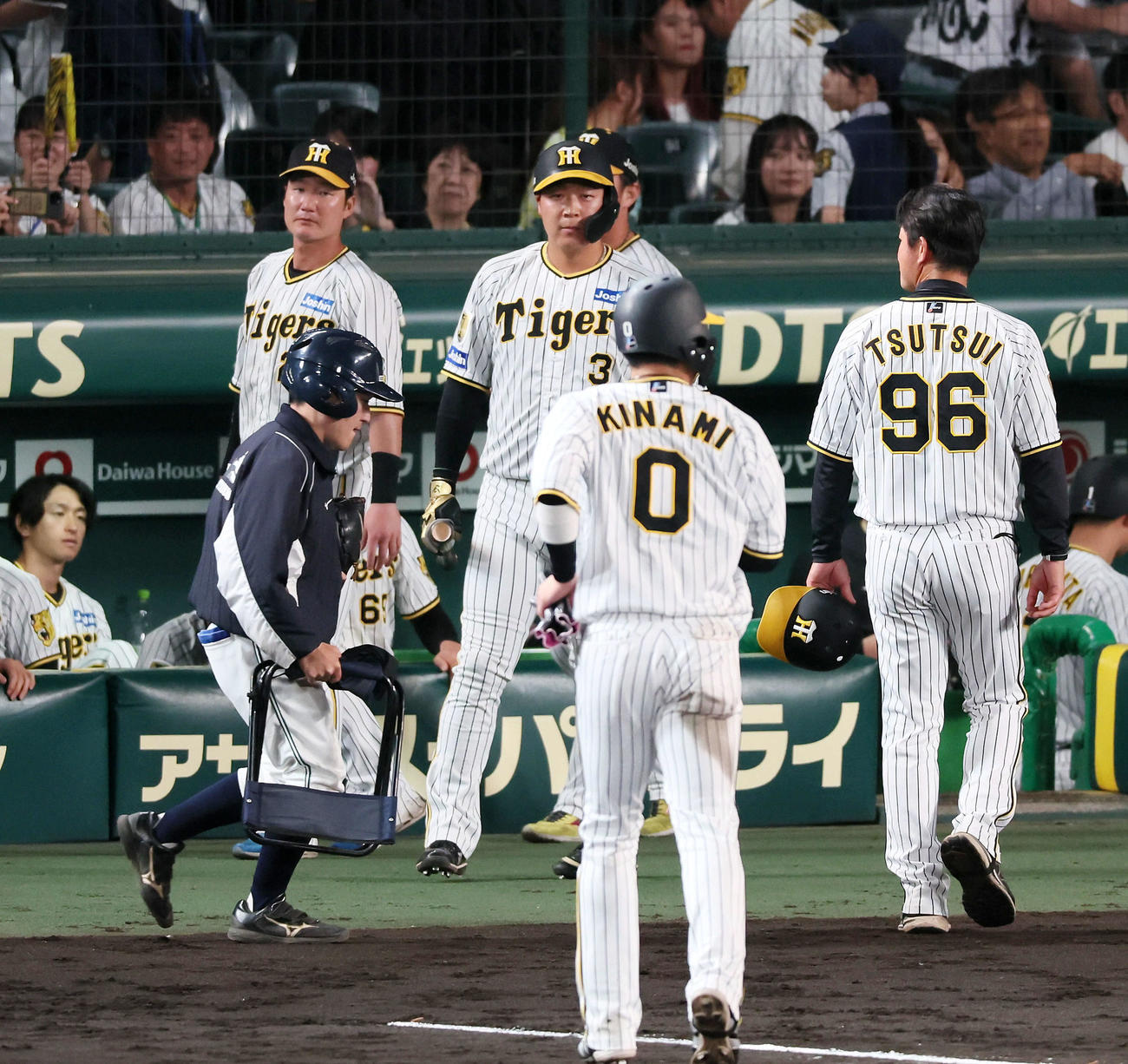 阪神対楽天　10回裏阪神2死一、三塁、中野が三振に倒れ、代打の準備をしていた大山に出番無く試合終了となる（撮影・加藤哉）