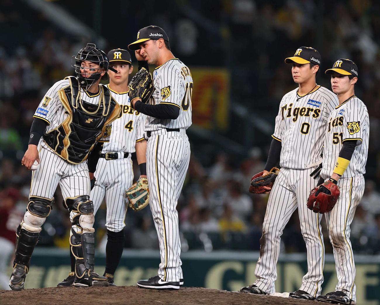 阪神対楽天　10回表、2失点で降板となったゲラ（左から3人目）（撮影・上田博志）