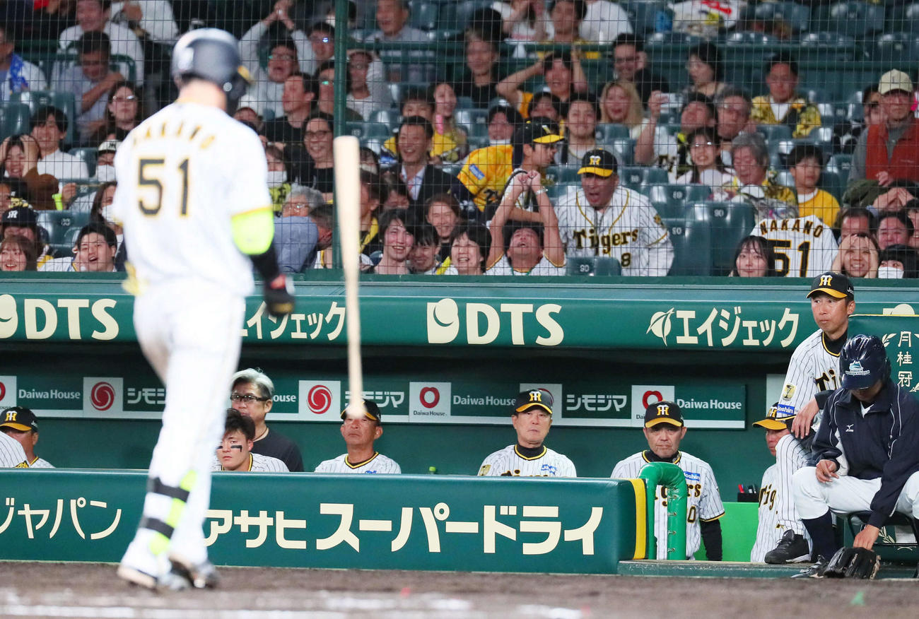 阪神対楽天　10回裏阪神2死一、三塁、岡田監督（右から2人目）は中野の空振り三振を見届け引き揚げる（撮影・宮崎幸一）