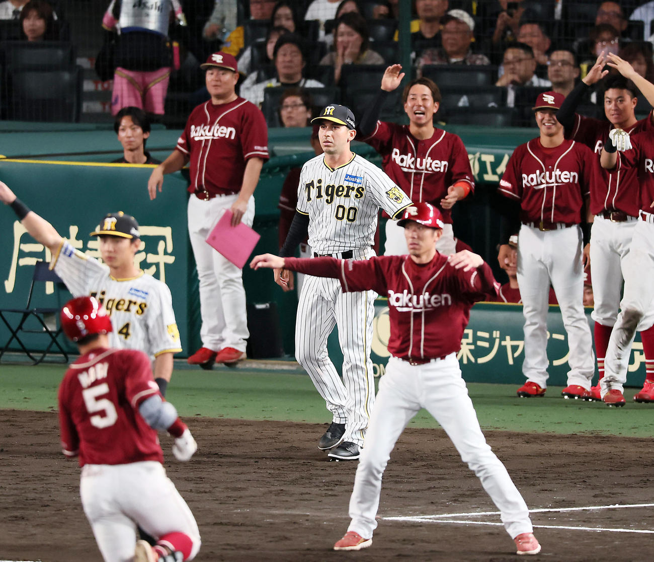 阪神対楽天　10回表楽天2死二塁、ゲラは代打茂木（手前）に適時三塁打を打たれ、ぼうぜんとする（撮影・加藤哉）