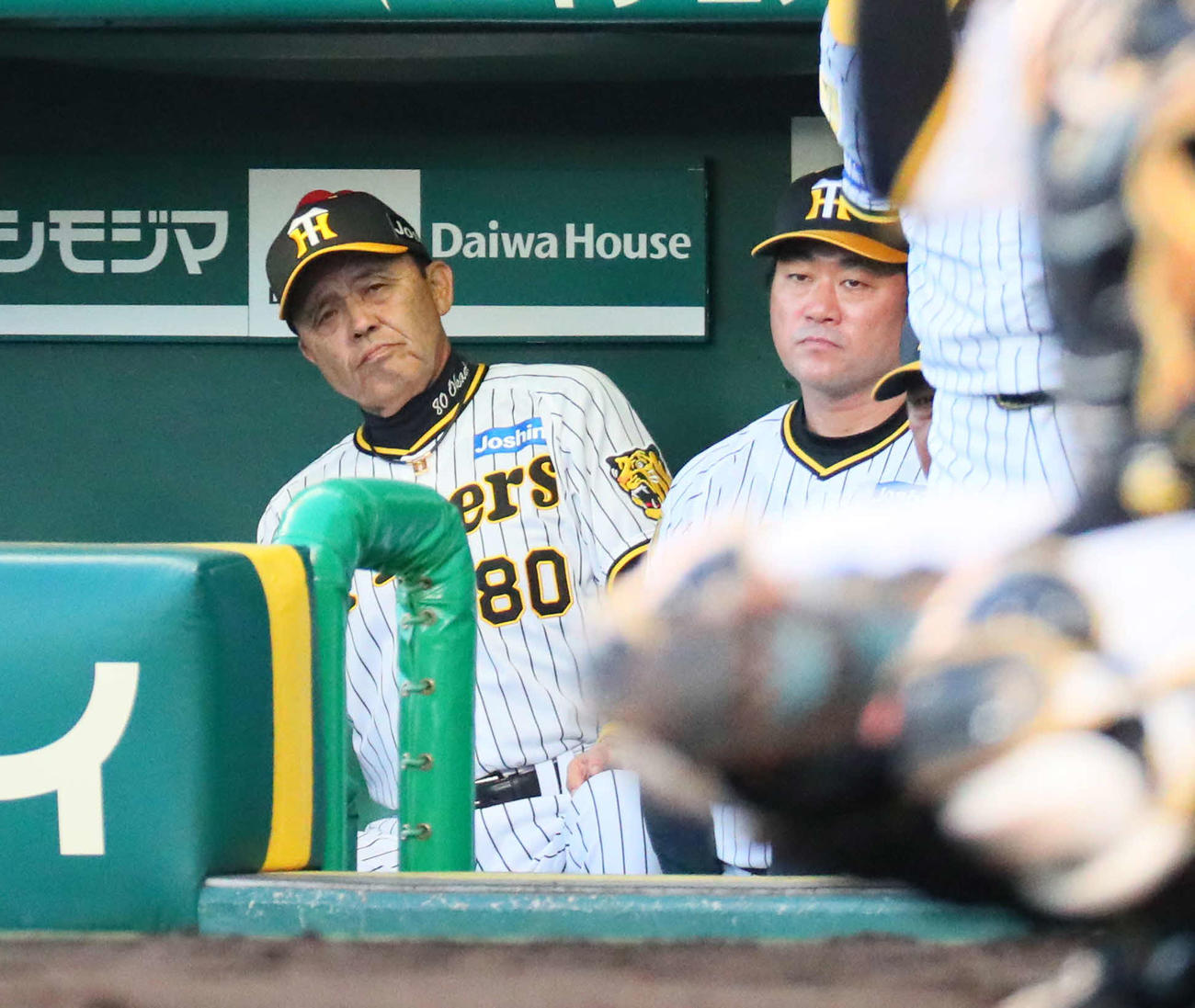 阪神対楽天　5回表、ベンチで厳しい表情の岡田監督（左）ら（撮影・宮崎幸一）