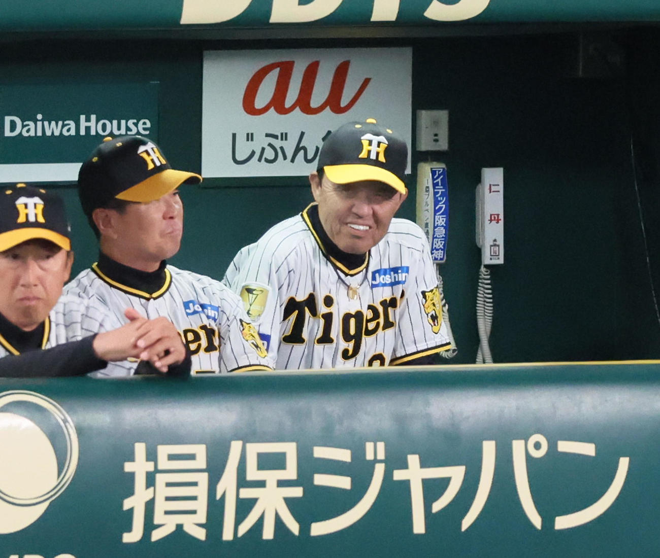 阪神対楽天　8回表、ベンチで白い歯を見せる岡田監督（撮影・加藤哉）
