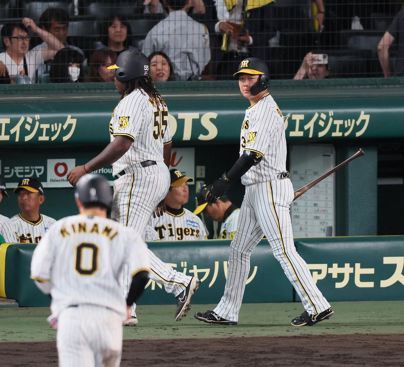 阪神対楽天　10回裏阪神2死一、三塁、中野が三振に倒れ、代打の準備をしていた大山に出番無く試合終了となる（撮影・加藤哉）