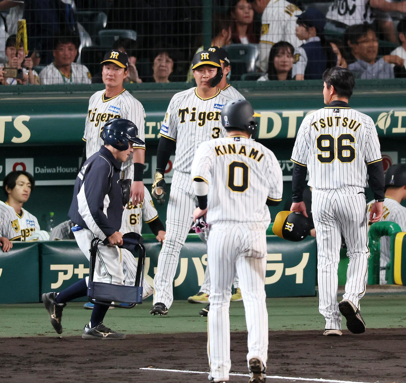阪神対楽天　10回裏阪神2死一、三塁、中野が三振に倒れ、代打の準備をしていた大山に出番は無く試合終了となる（撮影・加藤哉）