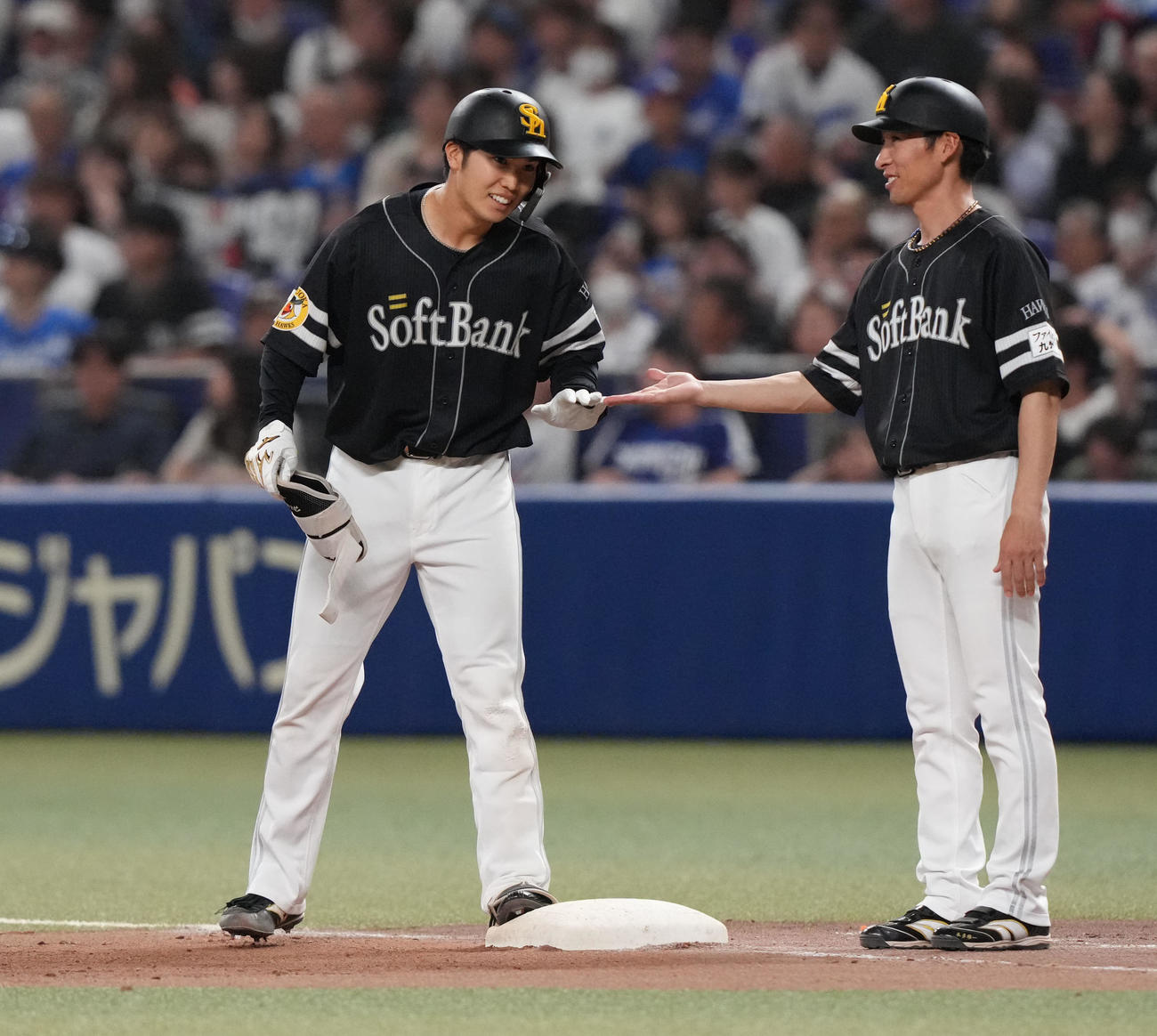 中日対ソフトバンク　8回表ソフトバンク2死、中前打を放った広瀬（左）（撮影・森本幸一）