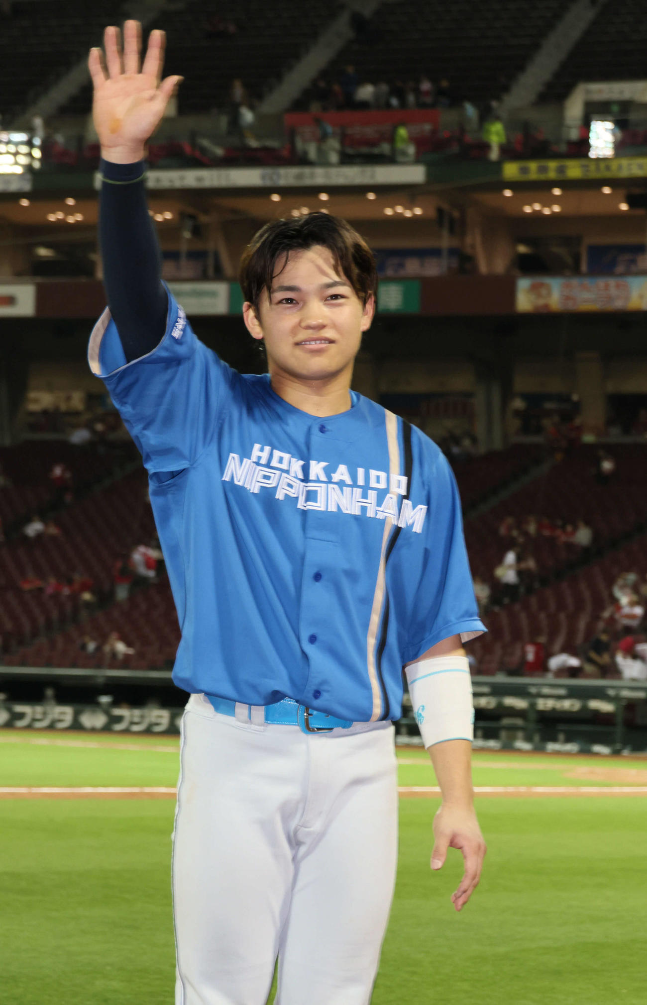 広島対日本ハム　ファンの声援に応える田宮（撮影・加藤孝規）