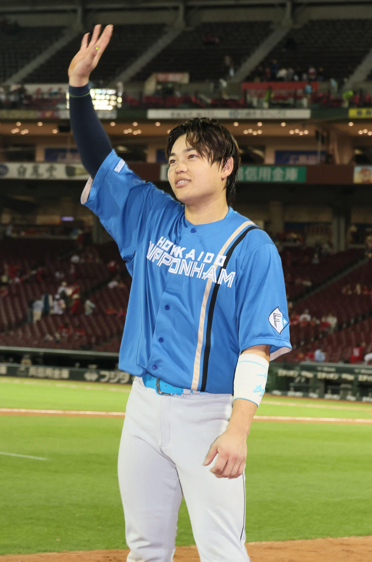 広島対日本ハム　ファンの声援に応える田宮（撮影・加藤孝規）