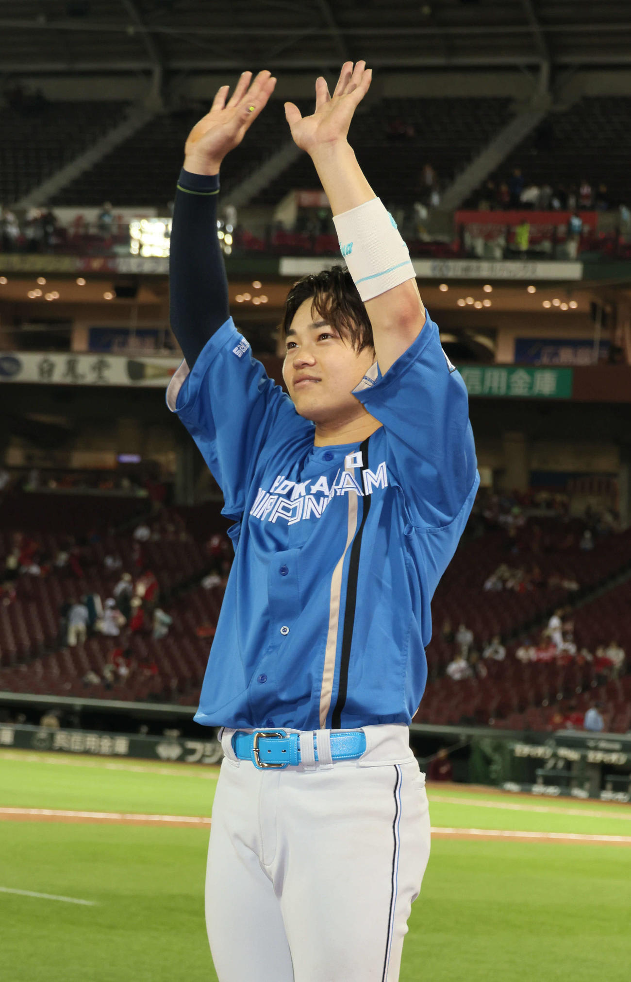 広島対日本ハム　ファンの声援に応える田宮（撮影・加藤孝規）