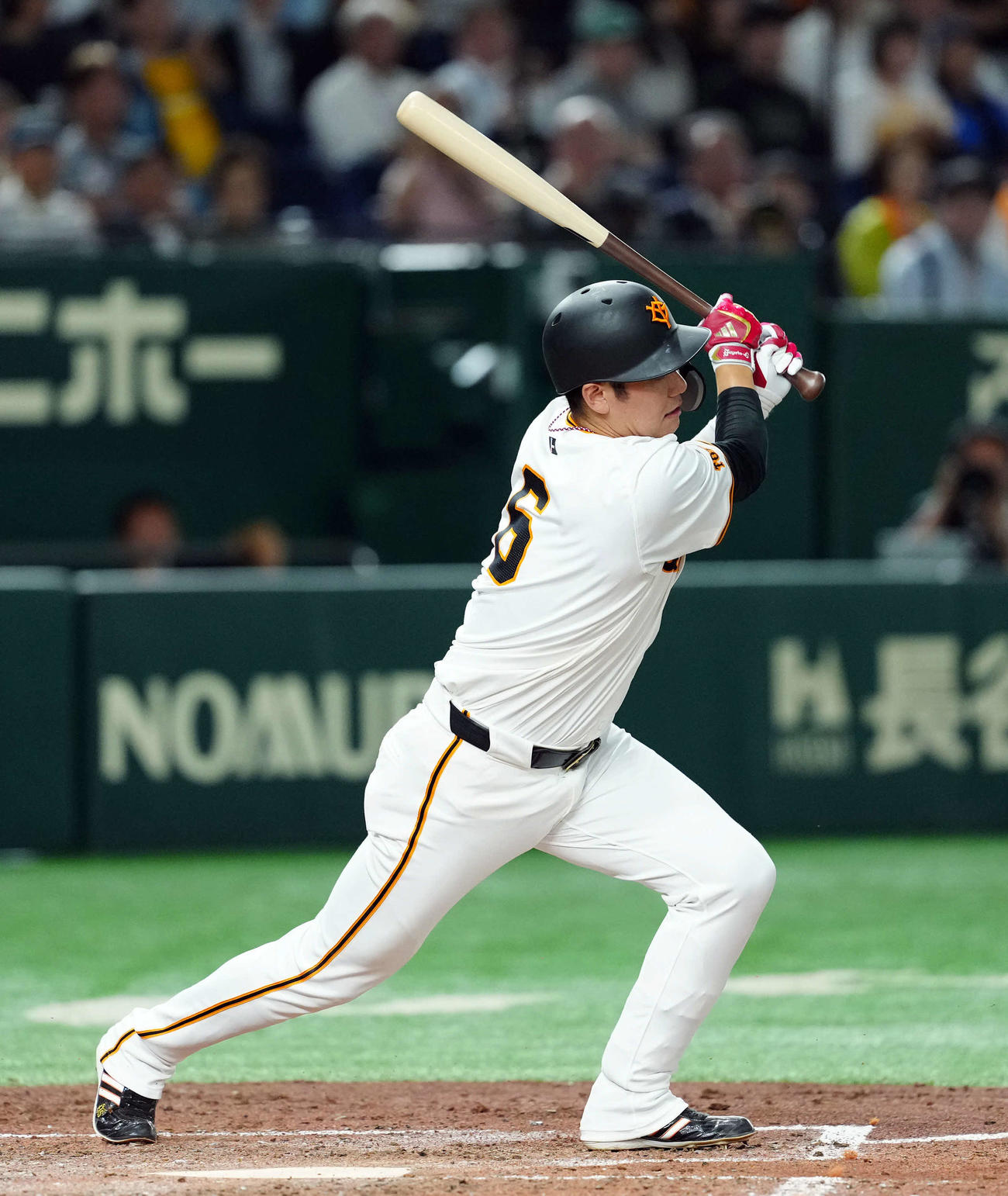 巨人対ロッテ　3回裏巨人無死一、二塁、遊安を放つ坂本（撮影・たえ見朱実）
