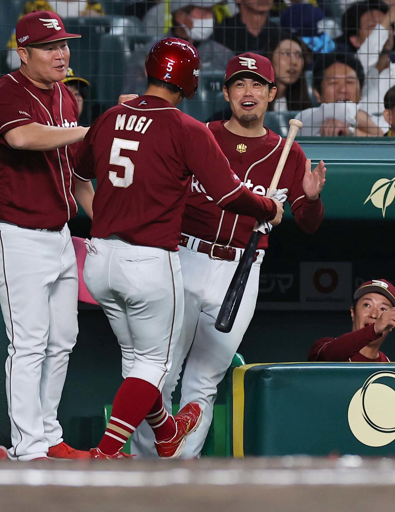阪神対楽天　10回表楽天2死三塁、今江監督（右）は小郷の適時打で生還した茂木（中央）をベンチで出迎える（撮影・上田博志）
