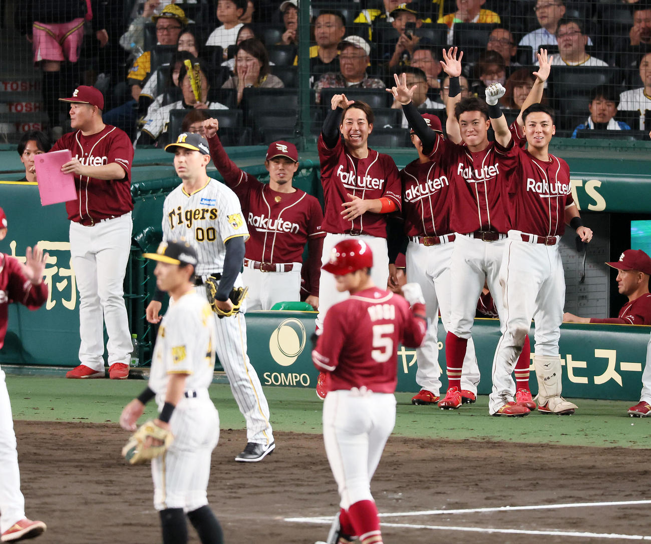 阪神対楽天　10回表楽天2死二塁、代打茂木の中適時三塁打で勝ち越しに成功し喜ぶベンチの今江監督（左から4人目）とナイン（撮影・加藤哉）