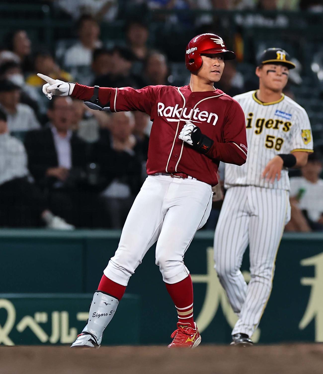 阪神対楽天　10回表楽天2死二塁、茂木は勝ち越し適時三塁打を放つ（撮影・上田博志）