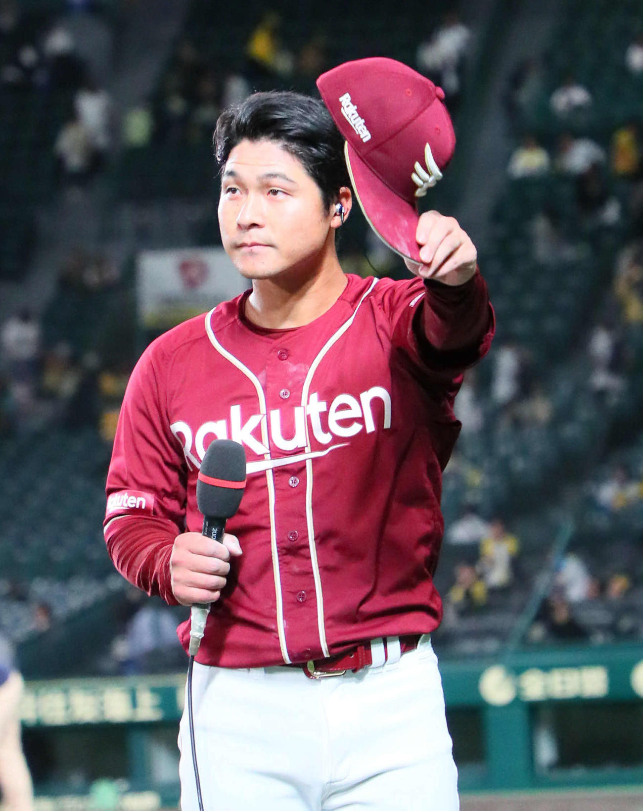阪神対楽天　ヒーローインタビューを受ける茂木（撮影・宮崎幸一）