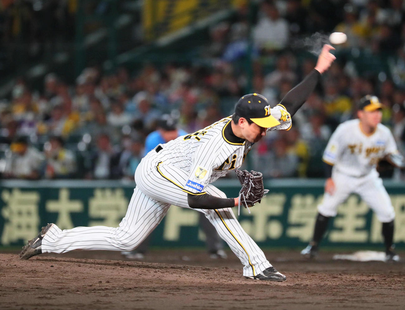 阪神対楽天　9回表を無失点に抑えた岩崎（撮影・宮崎幸一）