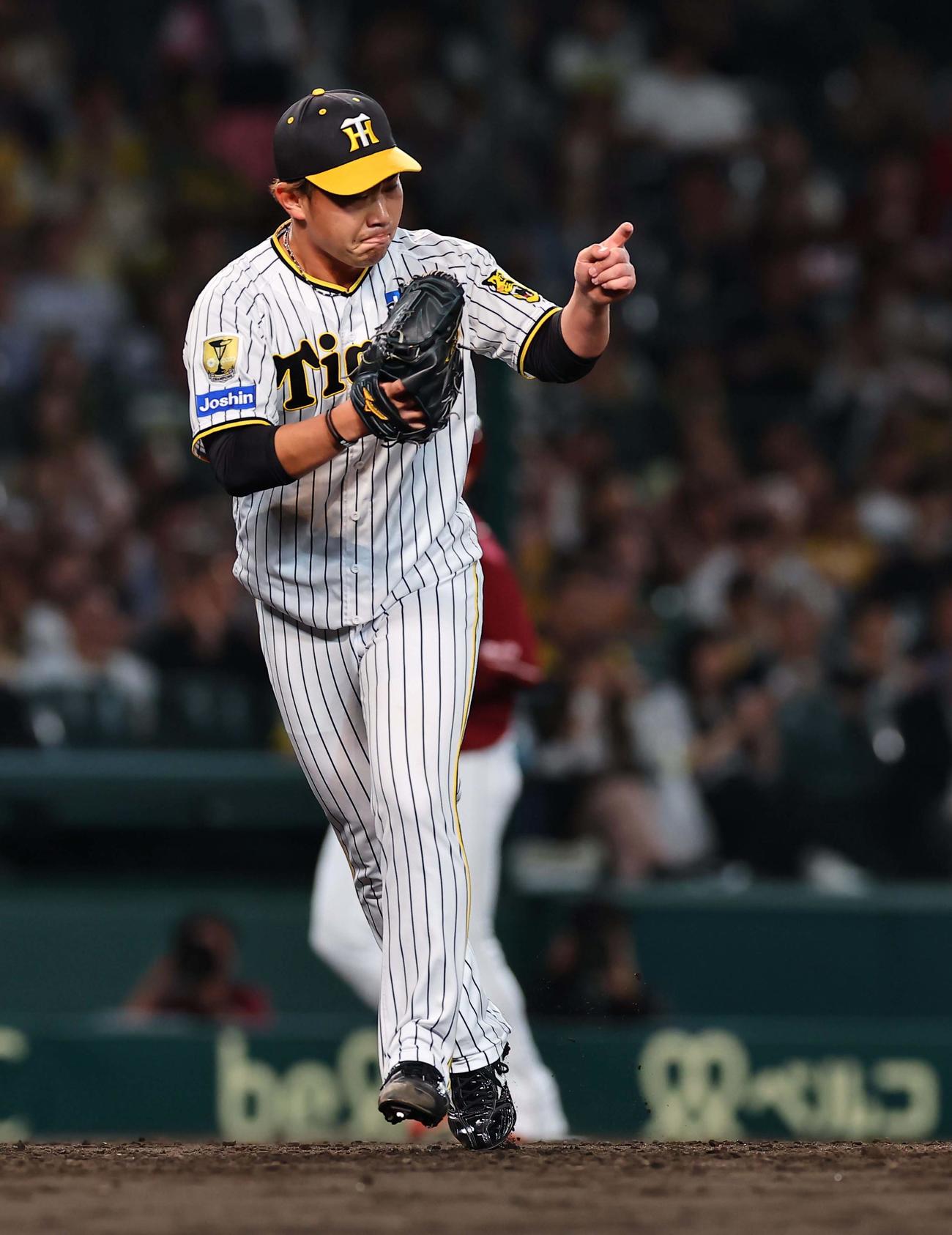 阪神対楽天　7回表楽天2死一、二塁、桐敷は鈴木大を遊ゴロに抑える（撮影・上田博志）
