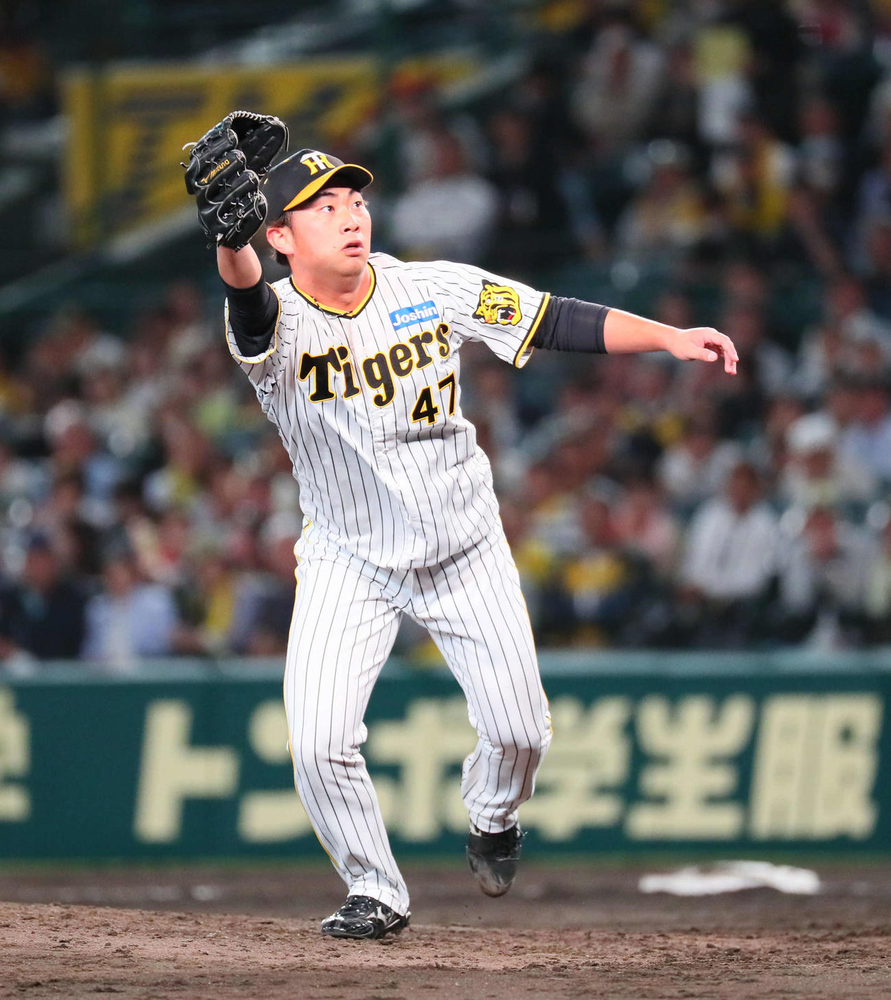 阪神対楽天　7回表楽天2死一、二塁、桐敷は鈴木の遊ゴロにグラブを伸ばす（撮影・宮崎幸一）