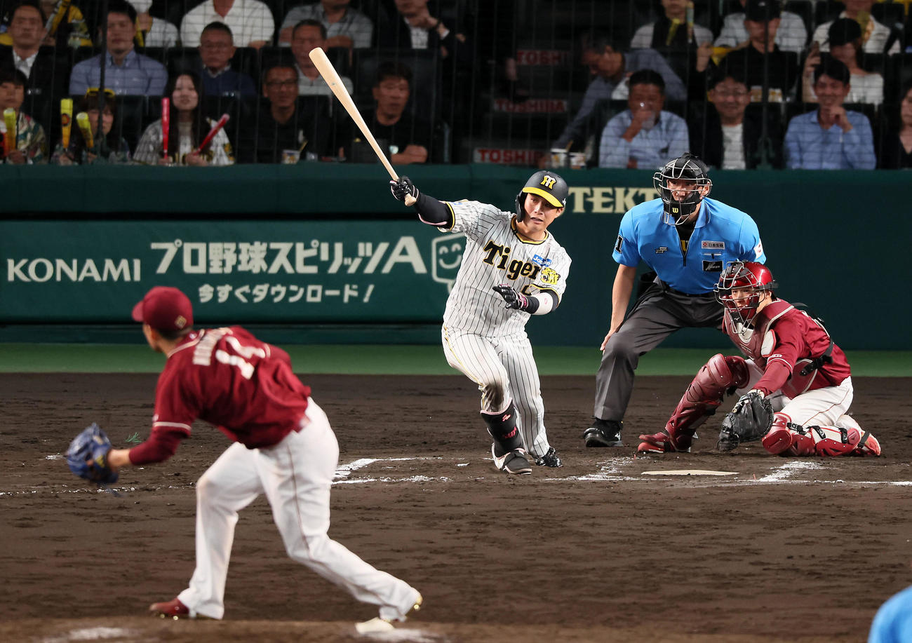 阪神対楽天　10回裏阪神2死一塁、木浪は右前打を放つ。投手は則本（撮影・加藤哉）