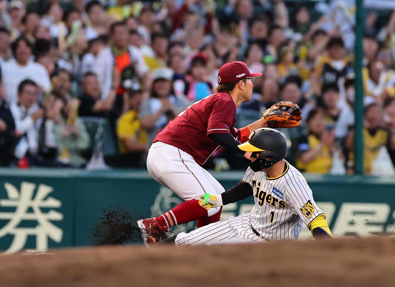 阪神対楽天　4回裏阪神1死三塁、森下は先制適時三塁打を放つ（撮影・上田博志）