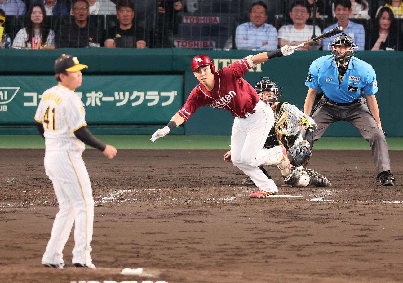 阪神対楽天　5回表楽天2死三塁、村林は中適時打を放つ。投手は村上（撮影・加藤哉）