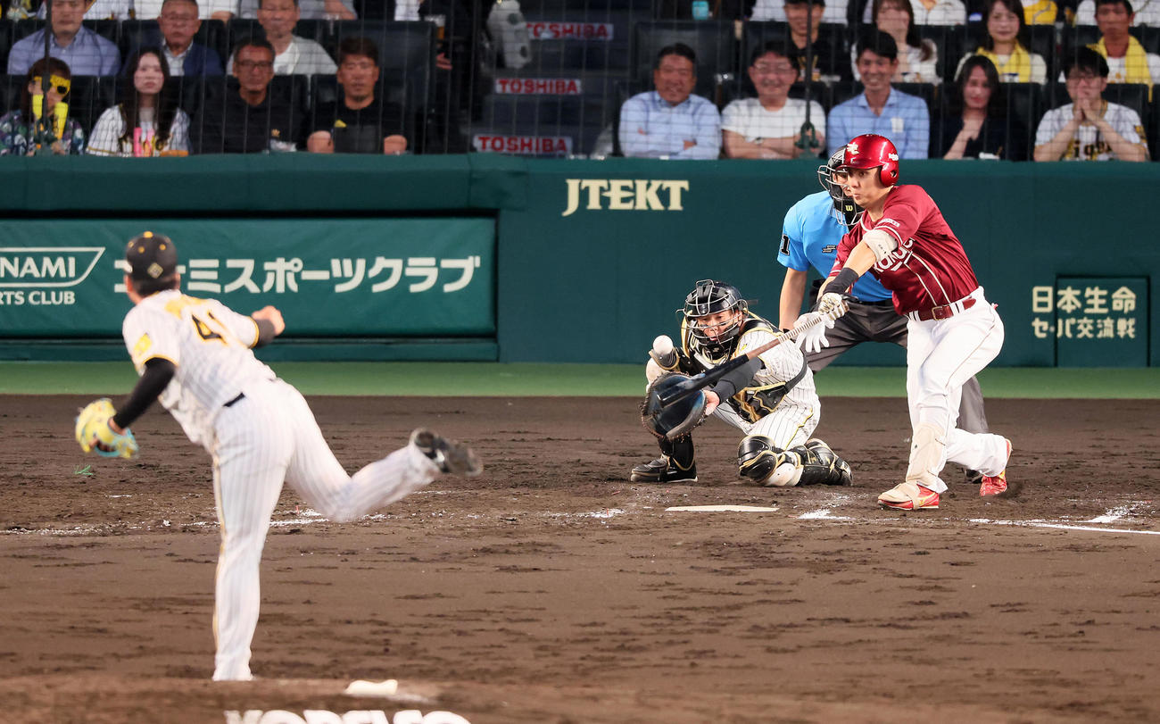 阪神対楽天　5回表楽天2死三塁、村林は中適時打を放つ。投手は村上（撮影・加藤哉）