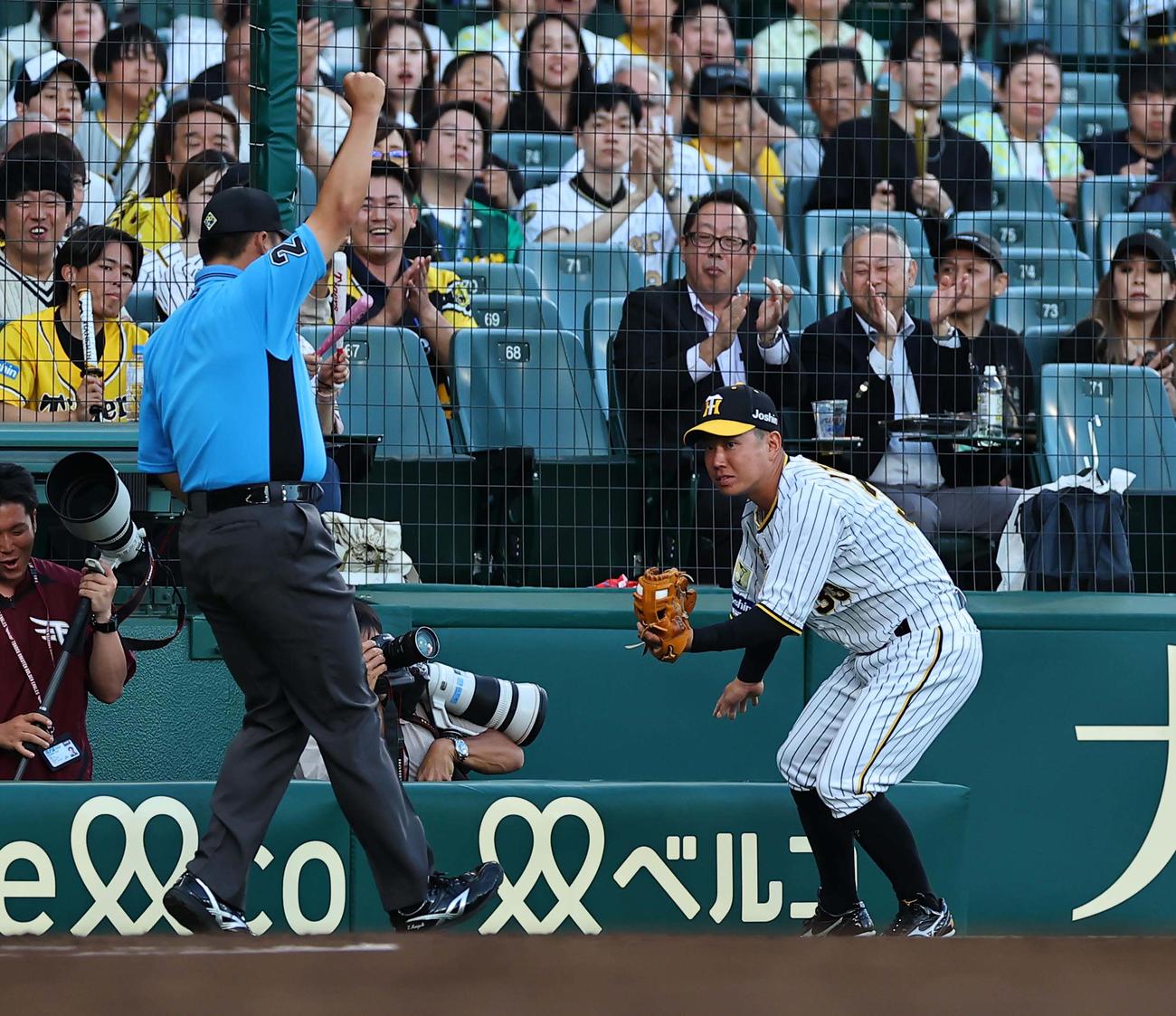 阪神対楽天　3回表楽天2死一塁、糸原は鈴木大の三邪飛を好捕する（撮影・上田博志）