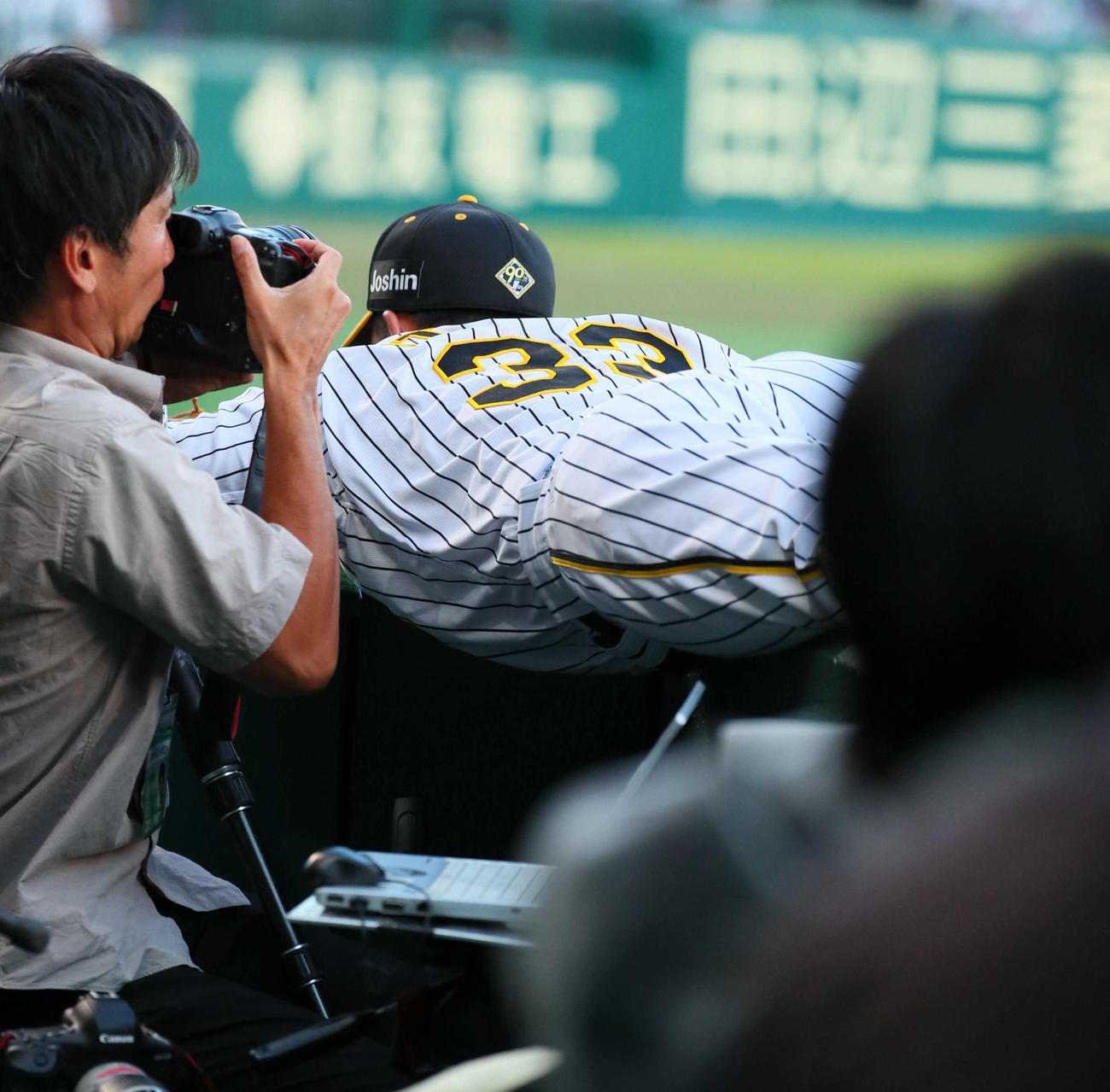 阪神対楽天　3回表楽天2死一塁、糸原は鈴木の邪飛を好捕（撮影・宮崎幸一）