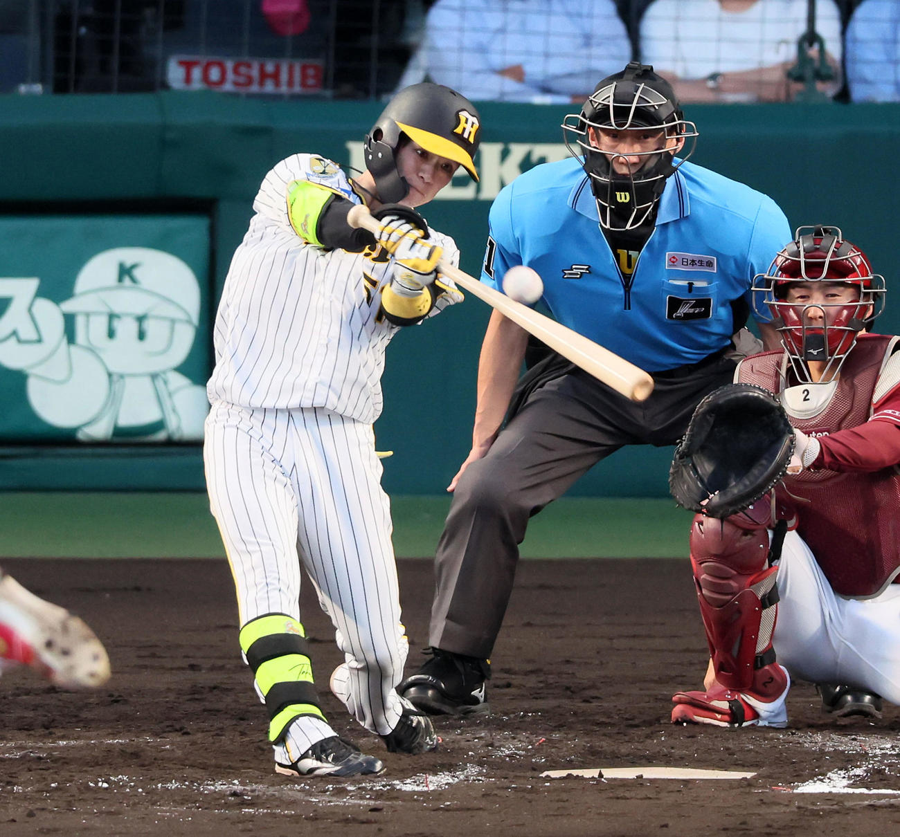 阪神対楽天　4回裏阪神無死、中野は右三塁打を放つ（撮影・加藤哉）