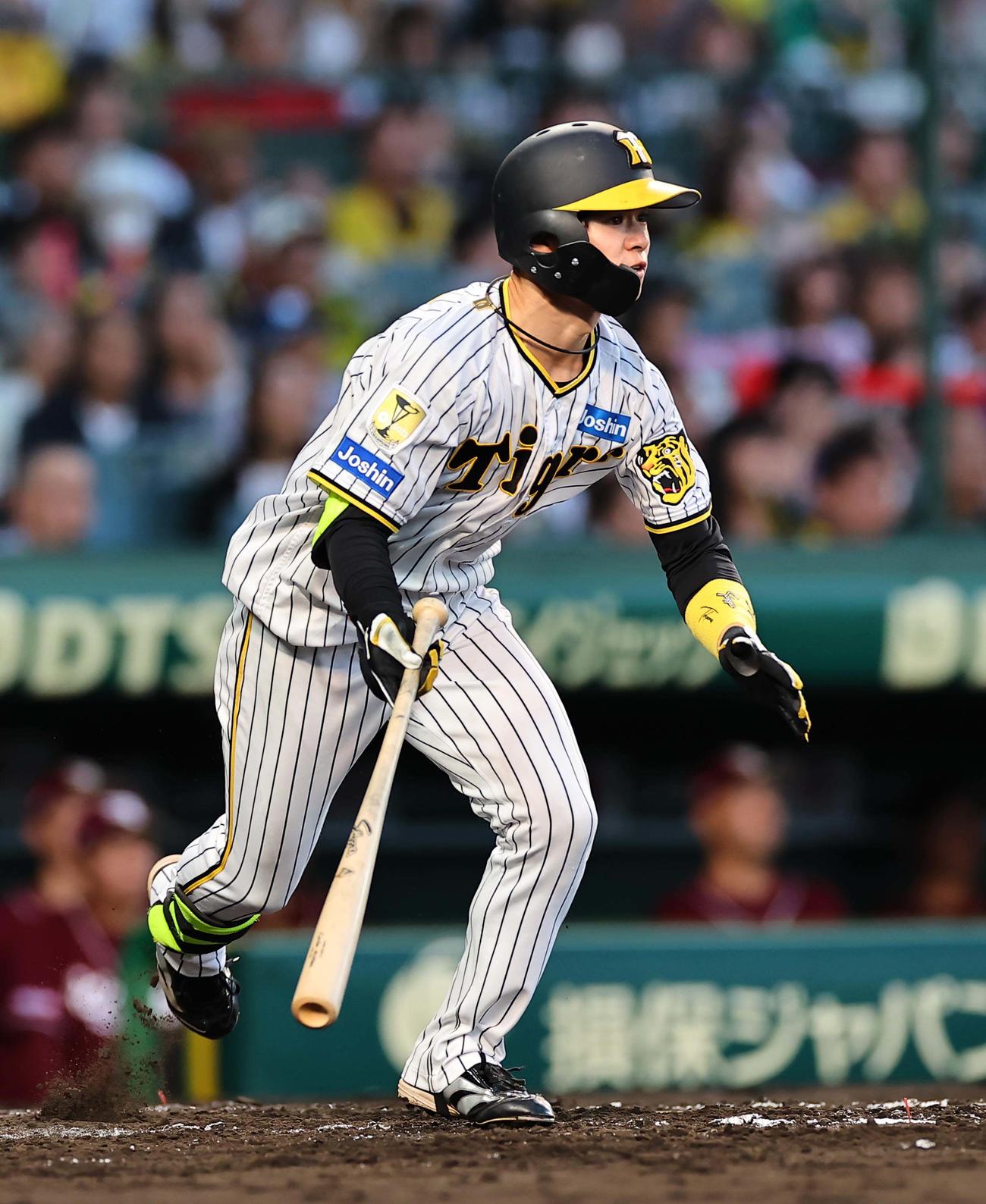 阪神対楽天　4回裏阪神無死、中野は右中間へ三塁打を放つ（撮影・上田博志）