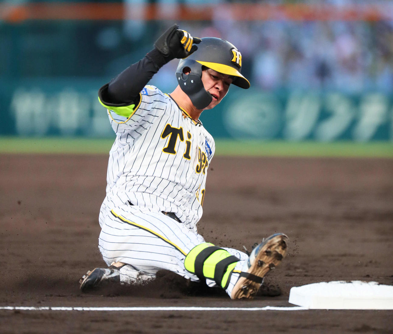 阪神対楽天　4回裏阪神無死、中野は右越え打を放ち三塁に滑り込む（撮影・宮崎幸一）
