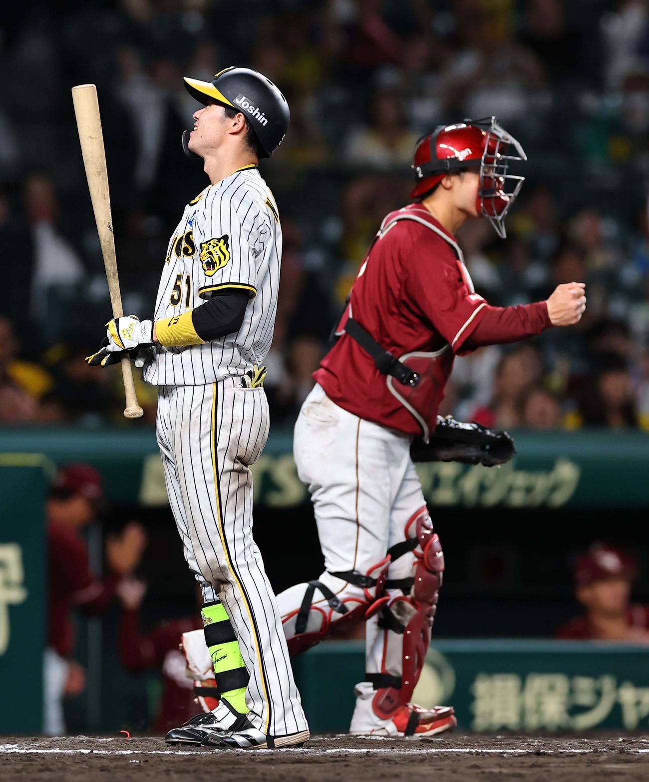 阪神対楽天　10回裏阪神2死一、三塁、中野が三振に倒れゲームセットとなる（撮影・上田博志）