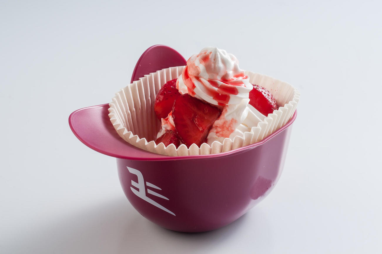 ミニヘルメットのストロベリーホイップクリーム（楽天野球団提供）