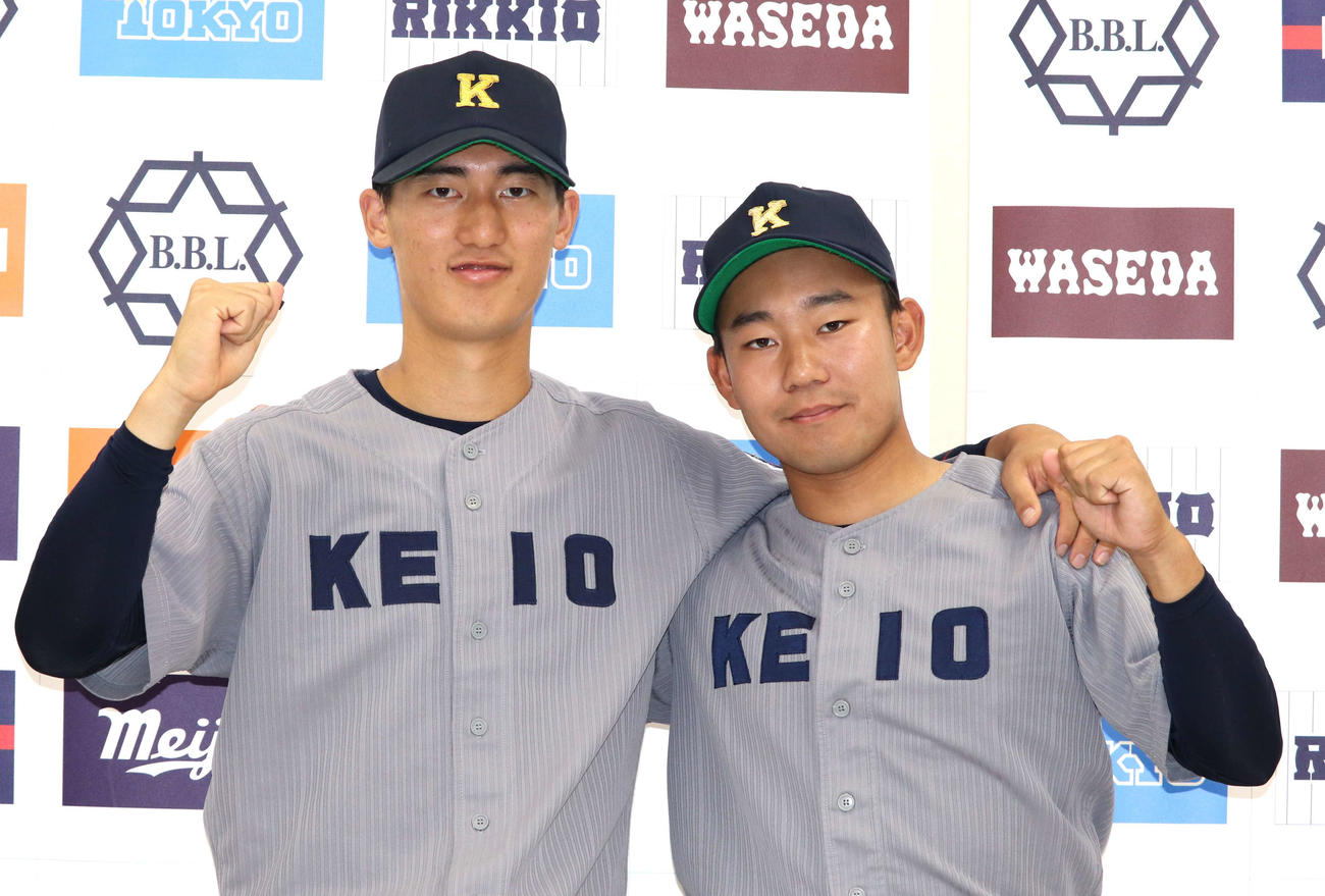 慶大対東大　7回コールド勝利に貢献しガッツポーズを決める慶大・八木と宮腰（撮影・佐瀬百合子）
