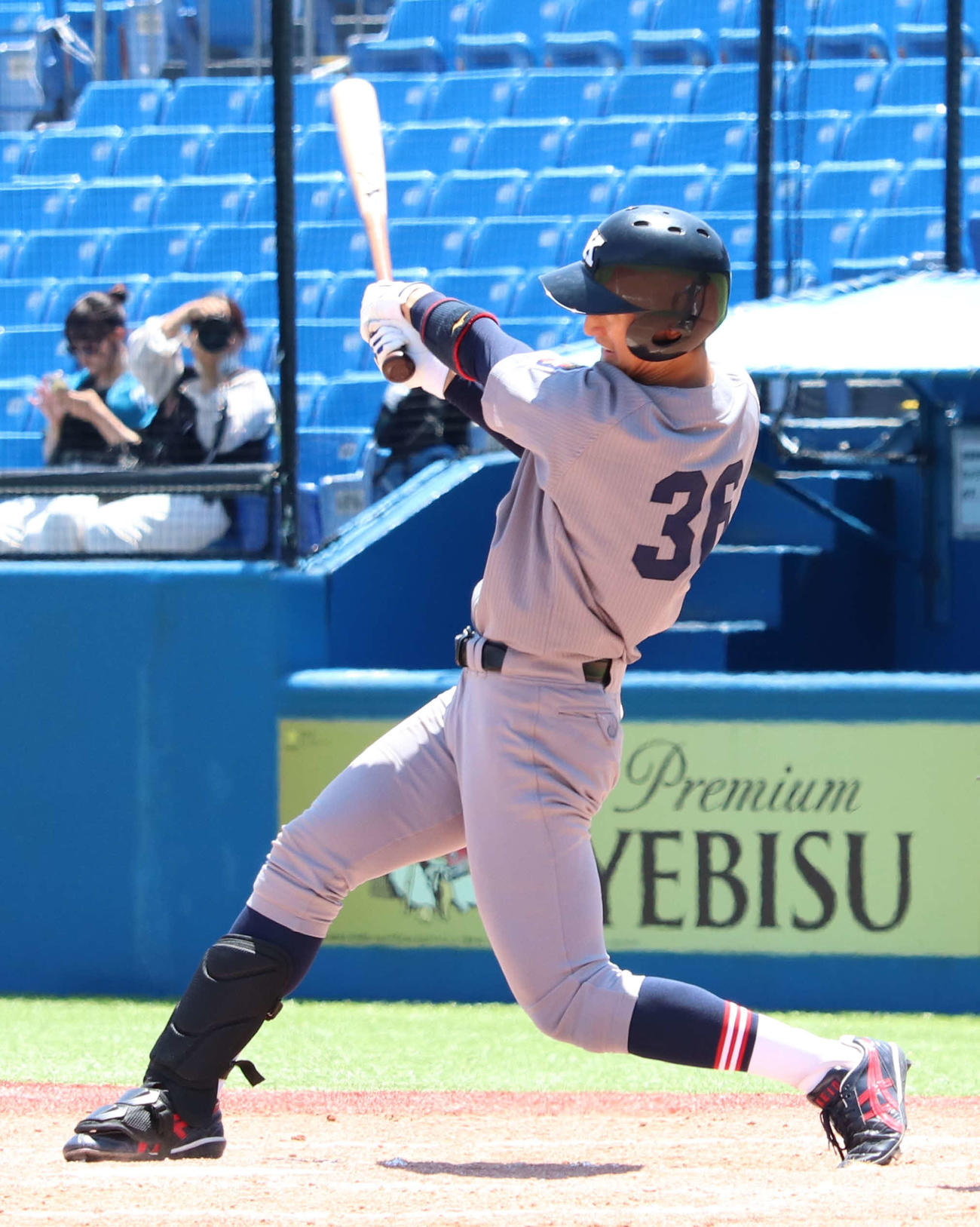 慶大対東大　7回表に右越えソロを放った慶大・八木（撮影・佐瀬百合子）