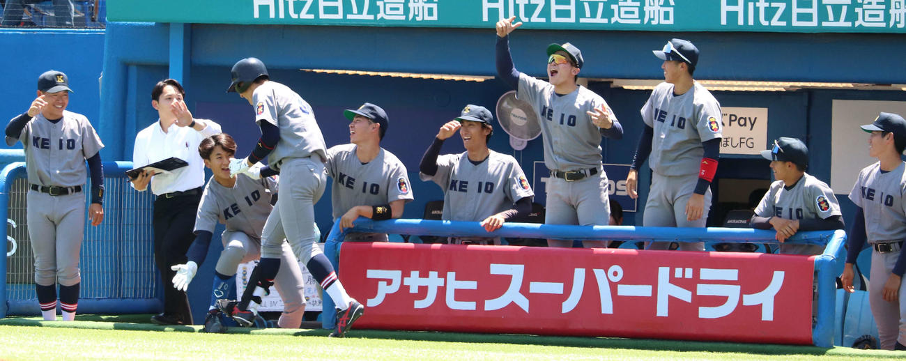 慶大対東大　7回表に右越えソロを放った慶大・八木（左から4人目）を祝福する慶大ベンチ（撮影・佐瀬百合子）