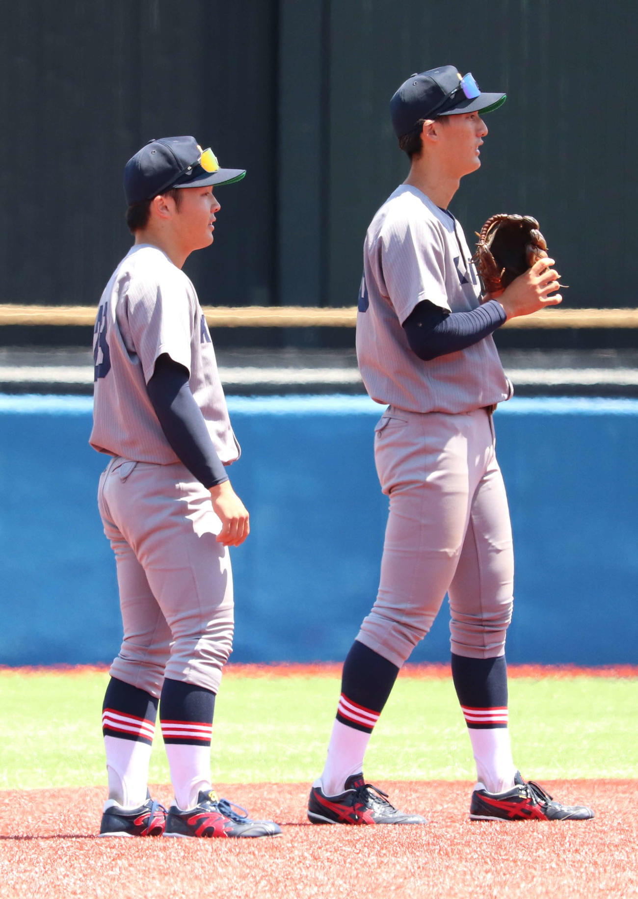 慶大対東大　昨夏甲子園Vメンバーの大村（左）と三遊間を組む八木（撮影・佐瀬百合子）
