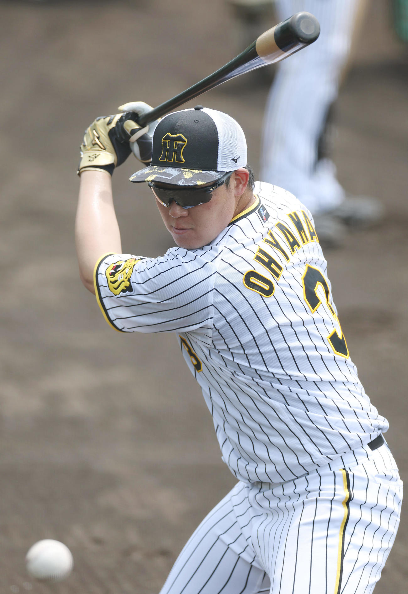 鳴尾浜球場で打ち込む阪神大山（撮影・前田充）