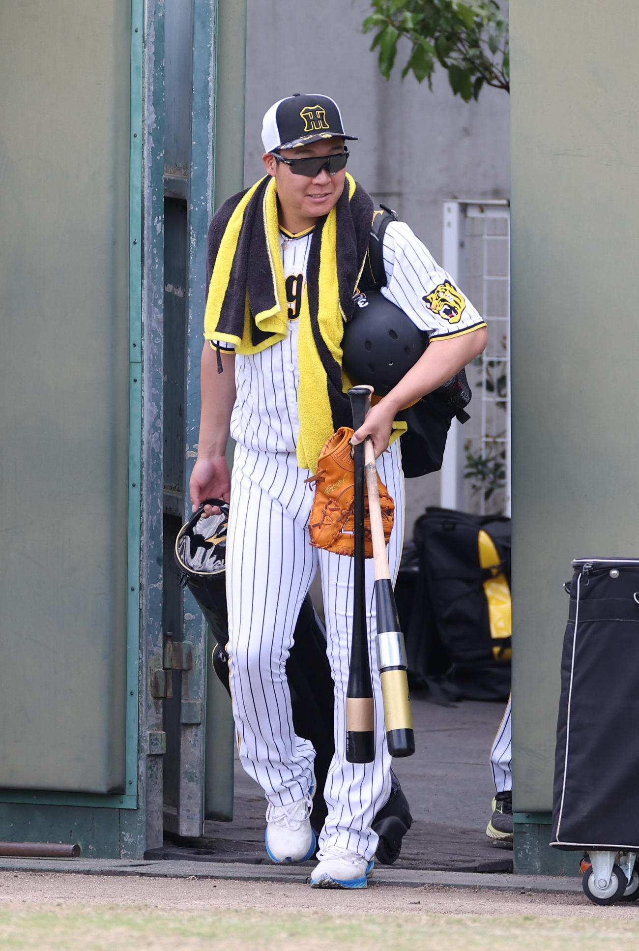 鳴尾浜球場に入る阪神大山悠輔（撮影・前田充）